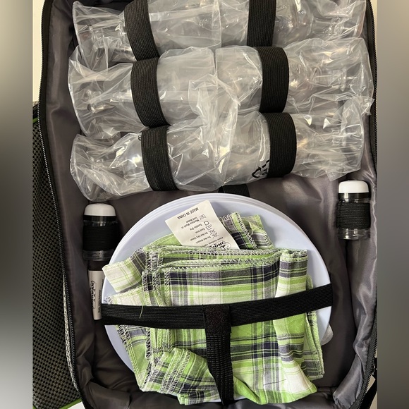 Iron man 6 person picnic set. Insulated aluminum wine cooler, easy setup. - Picture 5 of 7